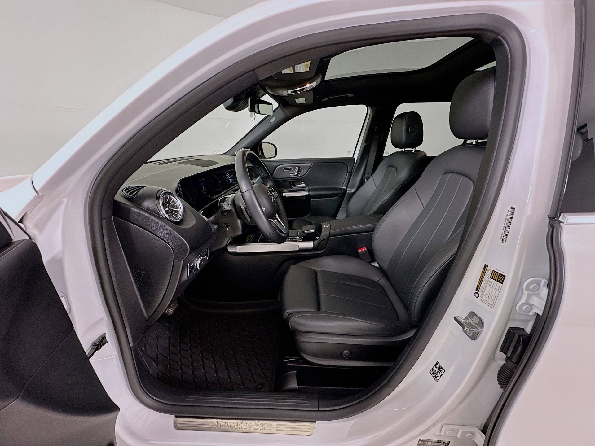 Used 2023 Mercedes-Benz GLB 250 image 23