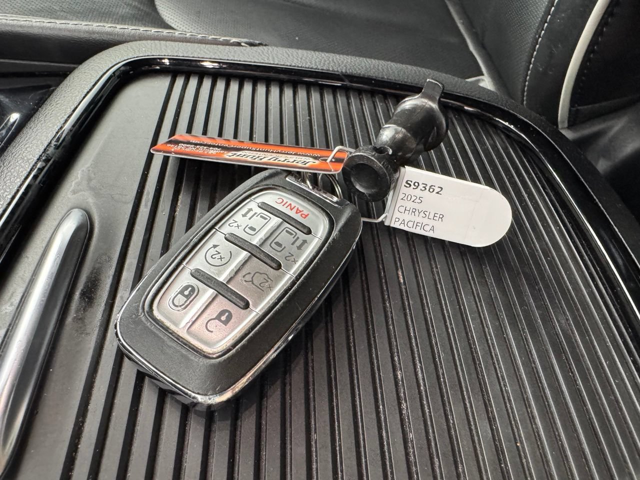 Used 2025 Chrysler Pacifica Limited FWD image 2