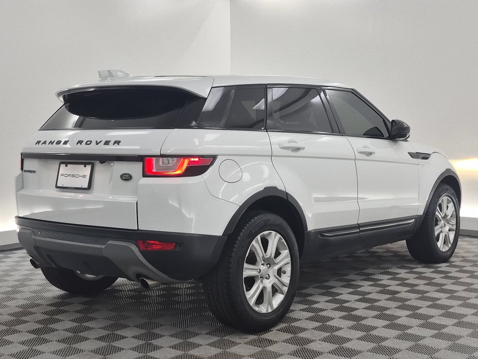 Used 2018 Land Rover Range Rover Evoque SE AWD/4WD image 9