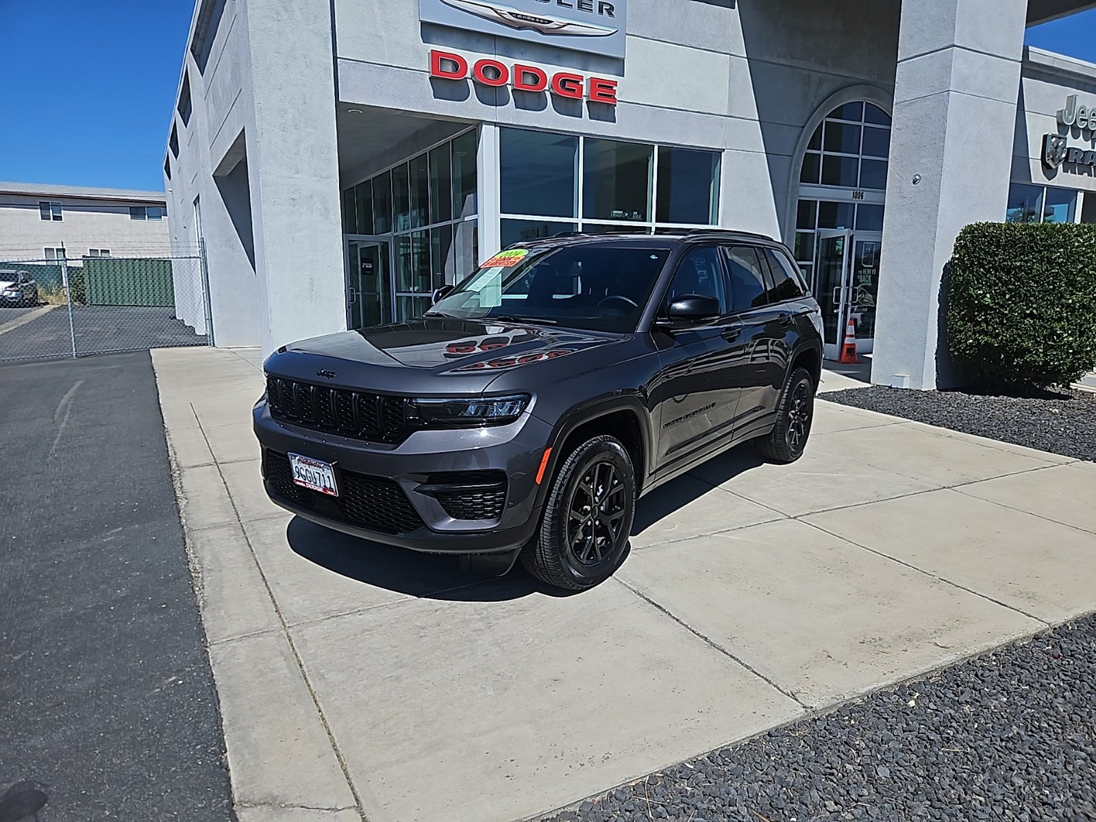 Used 2024 Jeep Grand Cherokee Altitude AWD/4WD image 1