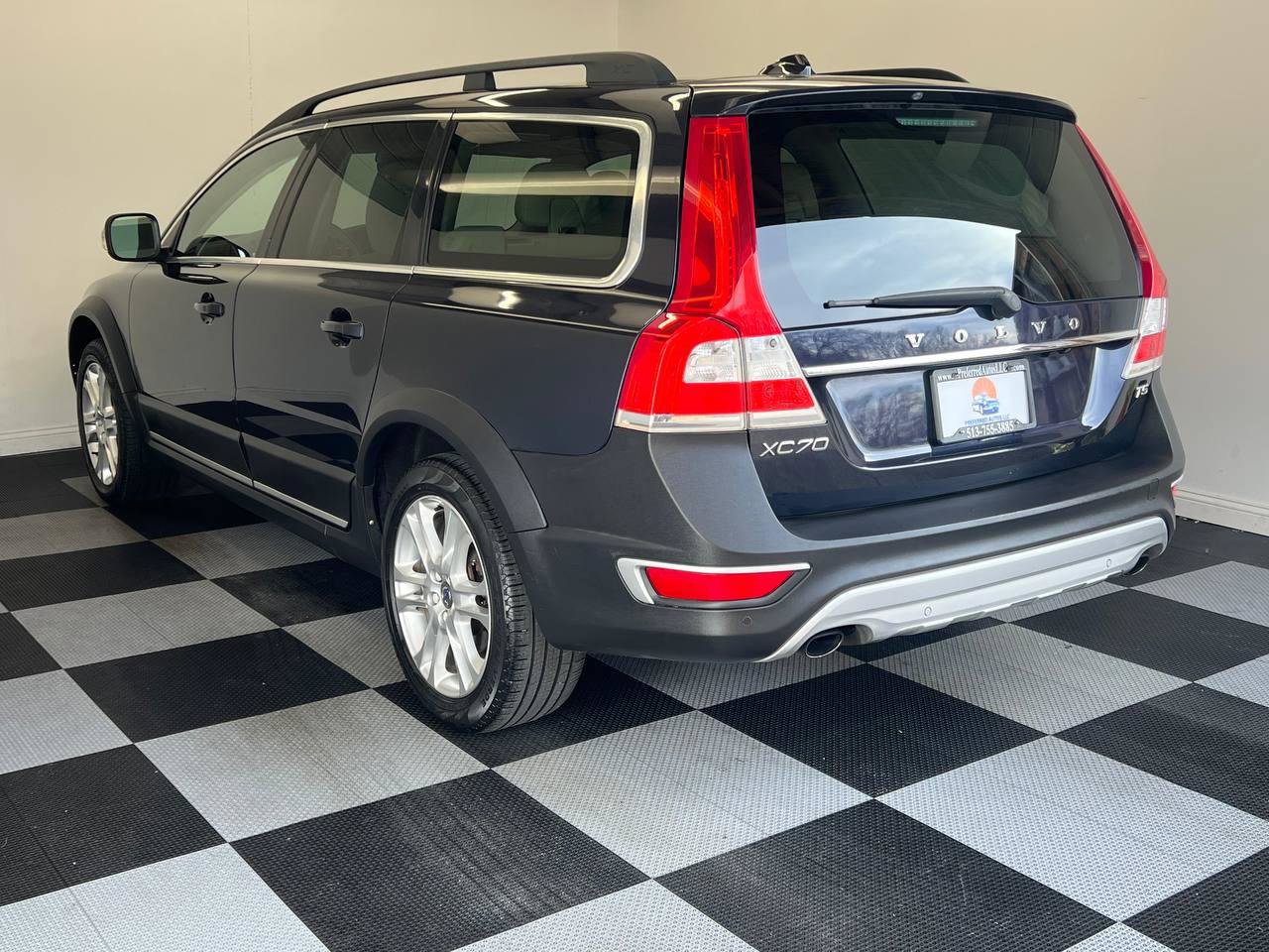 Used 2016 Volvo XC70 T5 Premier w/ Proximity Package FWD image 4