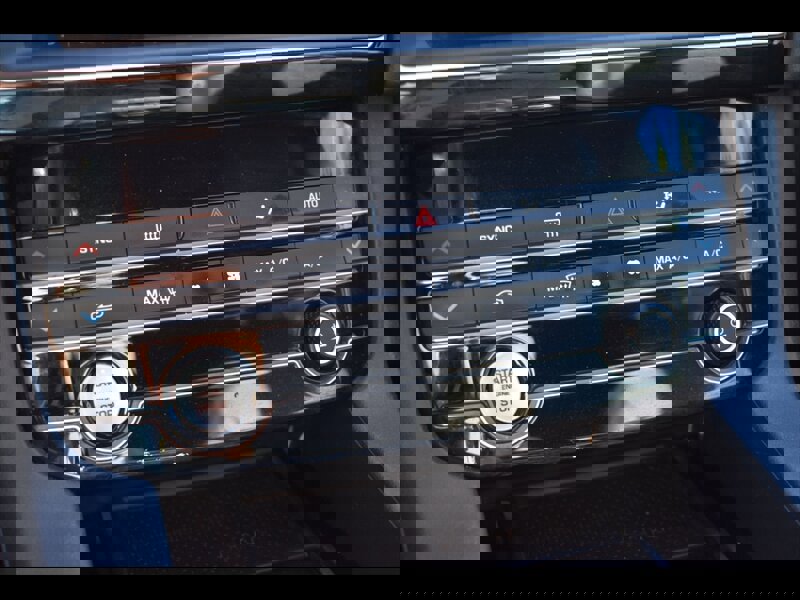 Used 2019 Jaguar F-PACE Premium image 11