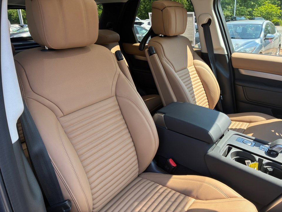 New 2026 Land Rover Discovery Limited Edition AWD/4WD image 28