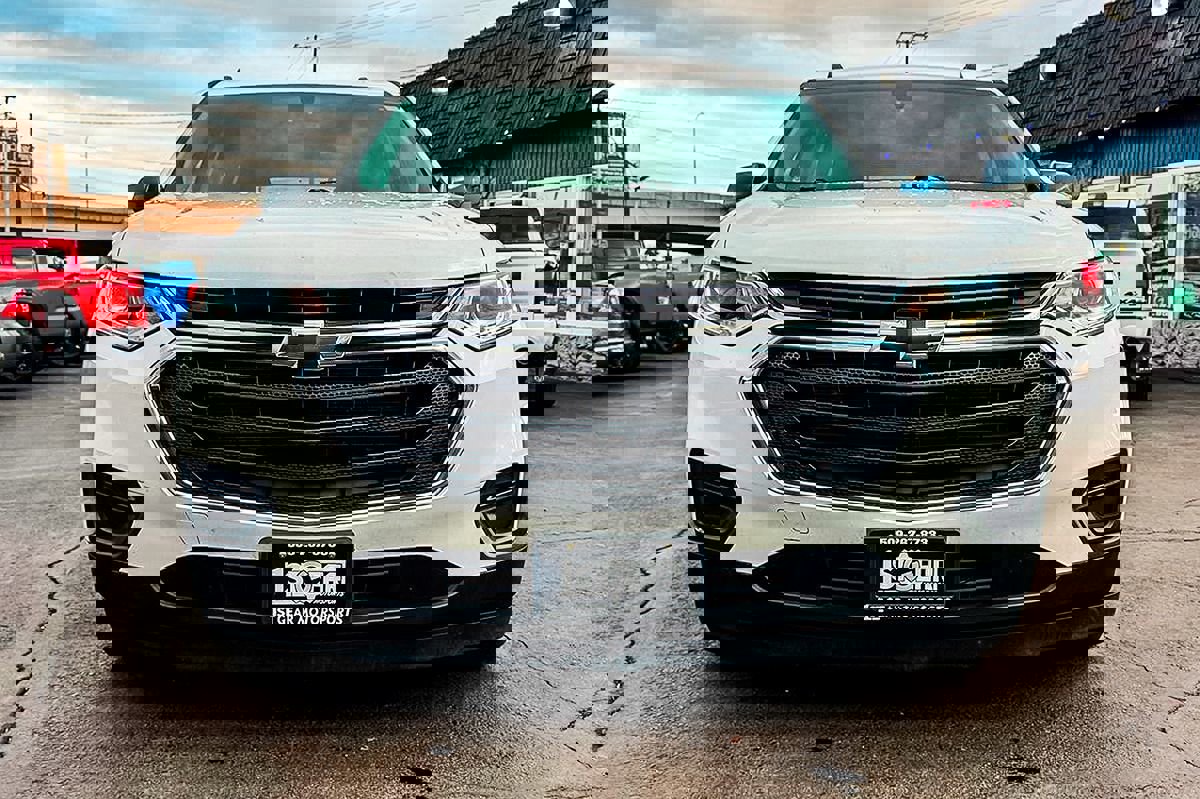 Used 2021 Chevrolet Traverse LS image 3