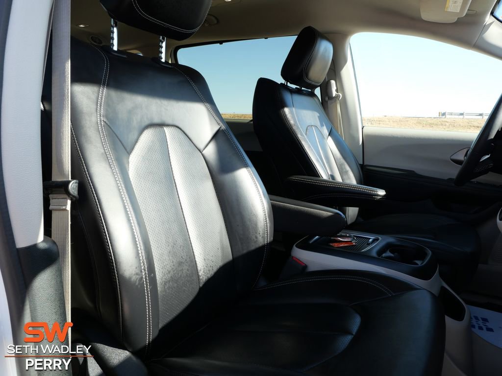 Used 2024 Chrysler Pacifica Touring-L image 15