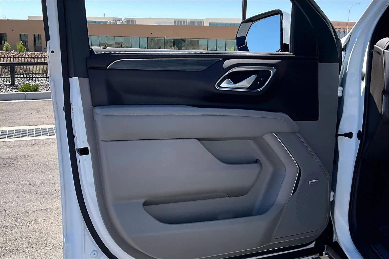 Used 2022 GMC Yukon XL SLT w/ SLT Premium Package image 22