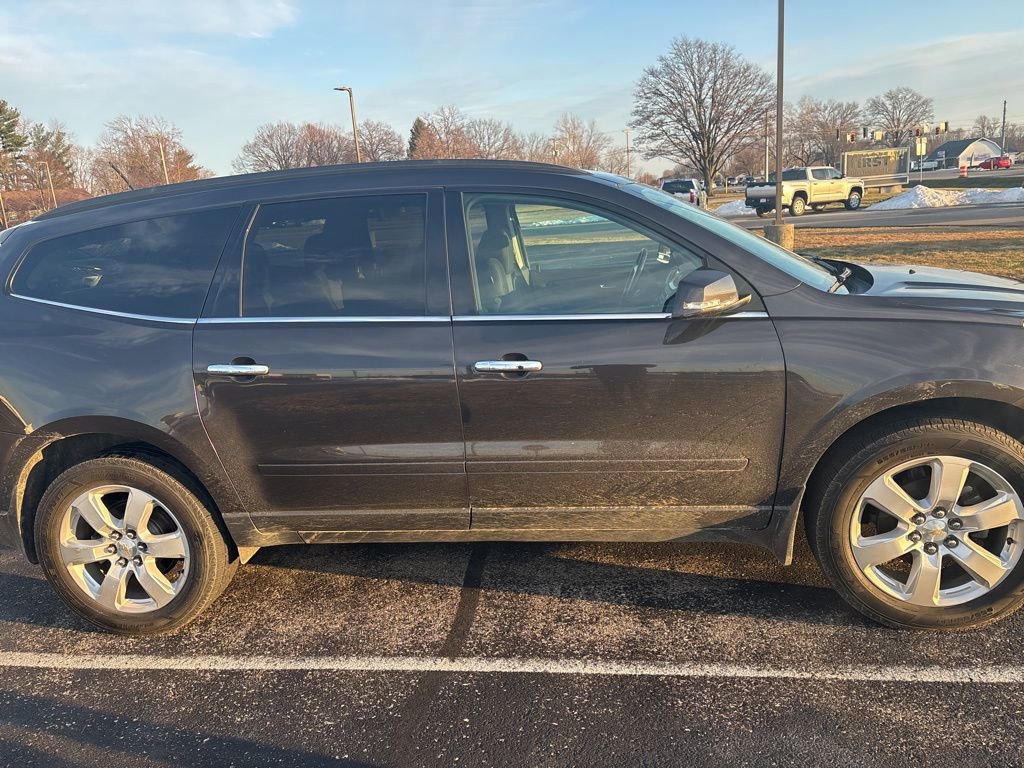 Used 2017 Chevrolet Traverse LT w/ Style and Technology Package image 4