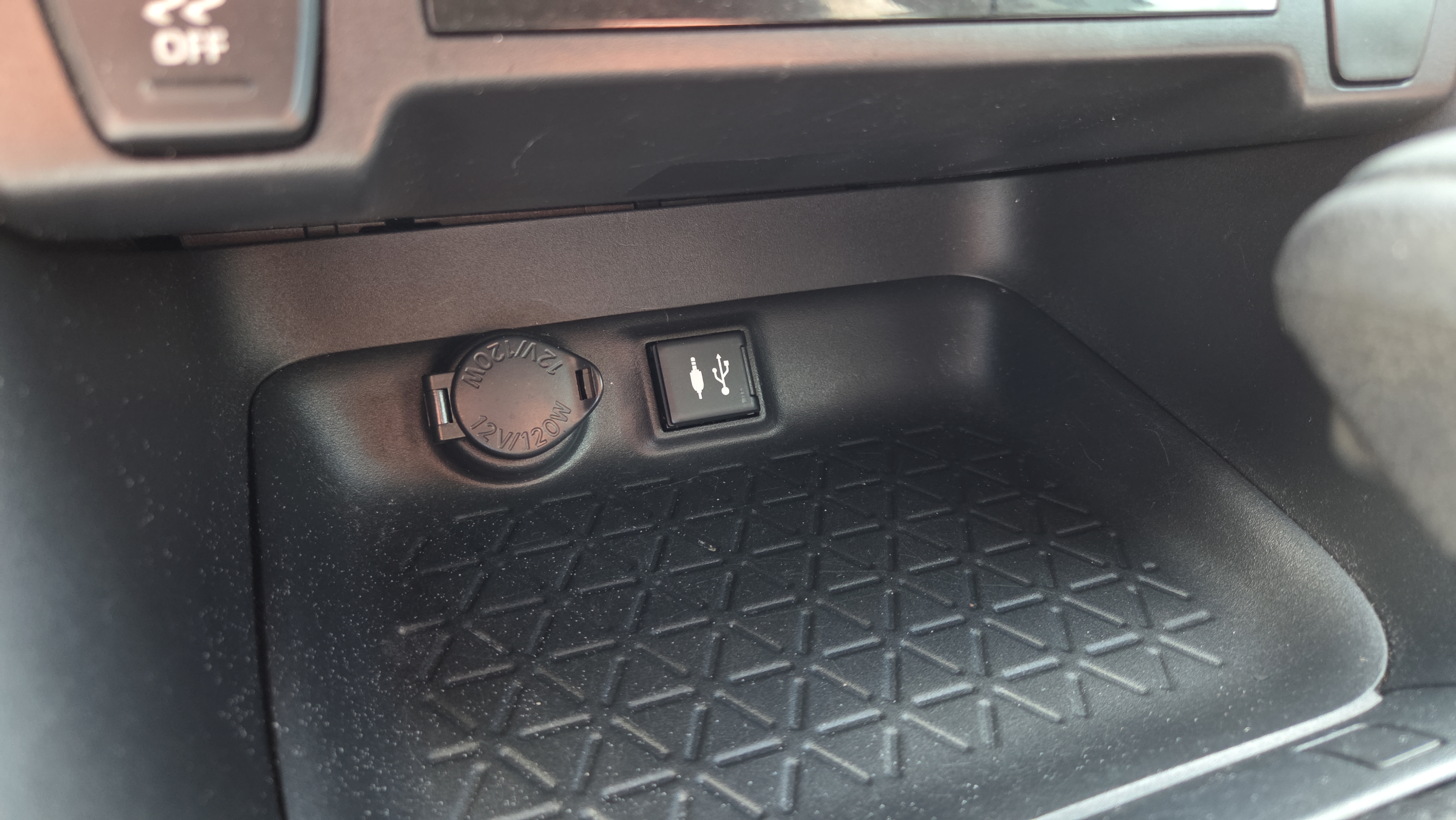 Used 2019 Toyota RAV4 LE FWD image 21
