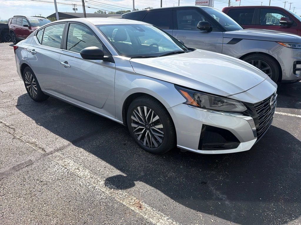Used 2024 Nissan Altima 2.5 SV FWD image 3