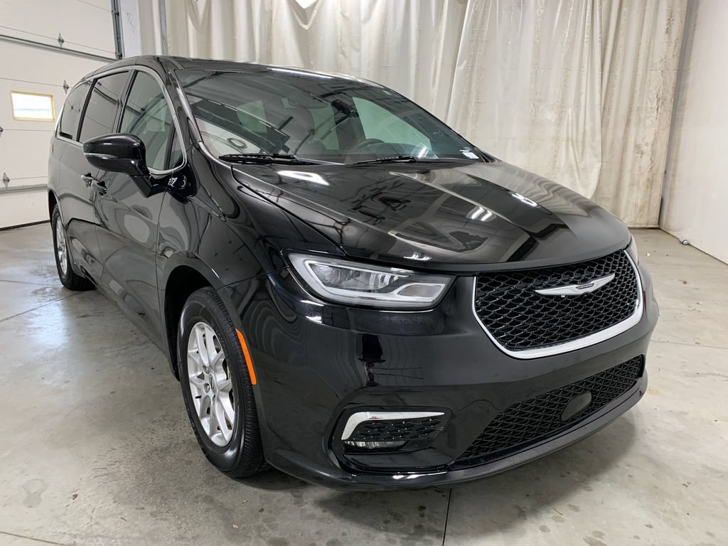 Used 2025 Chrysler Pacifica Select FWD image 14