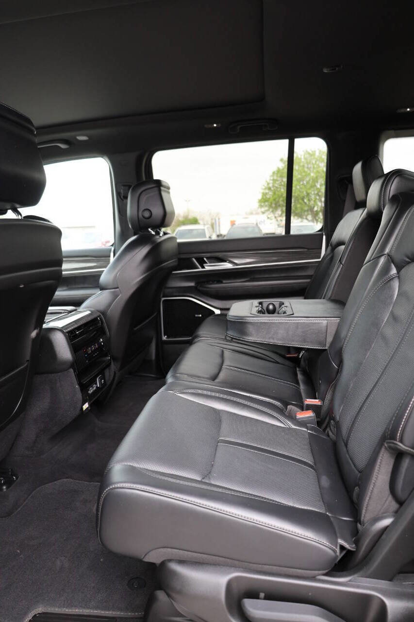 Used 2022 Jeep Wagoneer Series III w/ Premium Group I AWD/4WD image 18