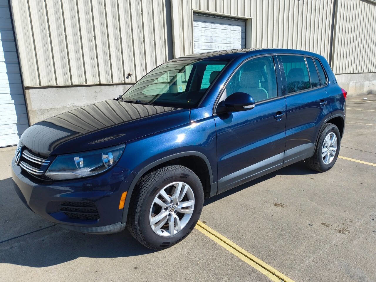 Used 2012 Volkswagen Tiguan LE FWD image 1
