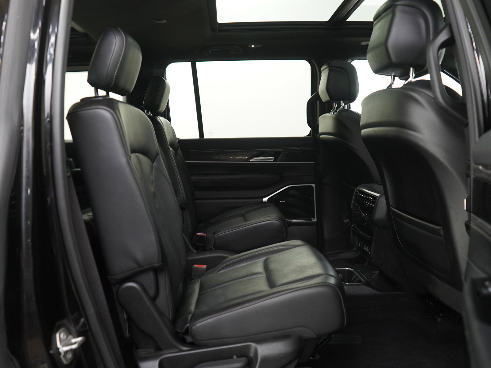 Used 2022 Jeep Wagoneer Series III w/ Premium Group I image 12