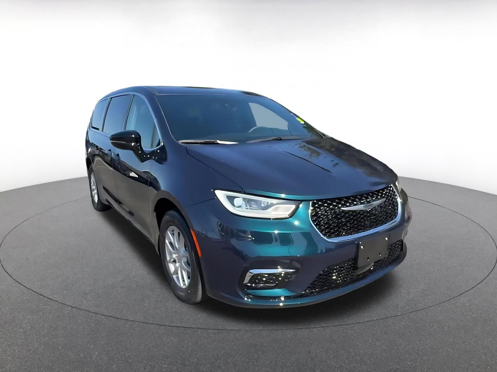 Used 2025 Chrysler Pacifica Select image 3