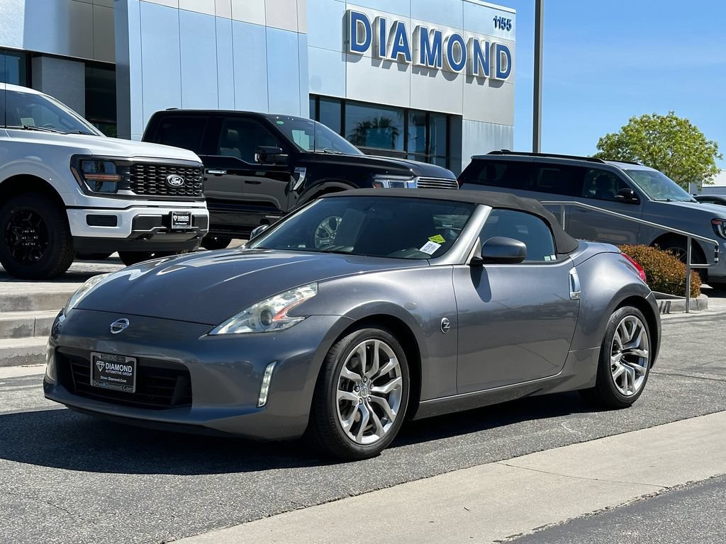 Used 2014 Nissan 370Z Roadster RWD image 2
