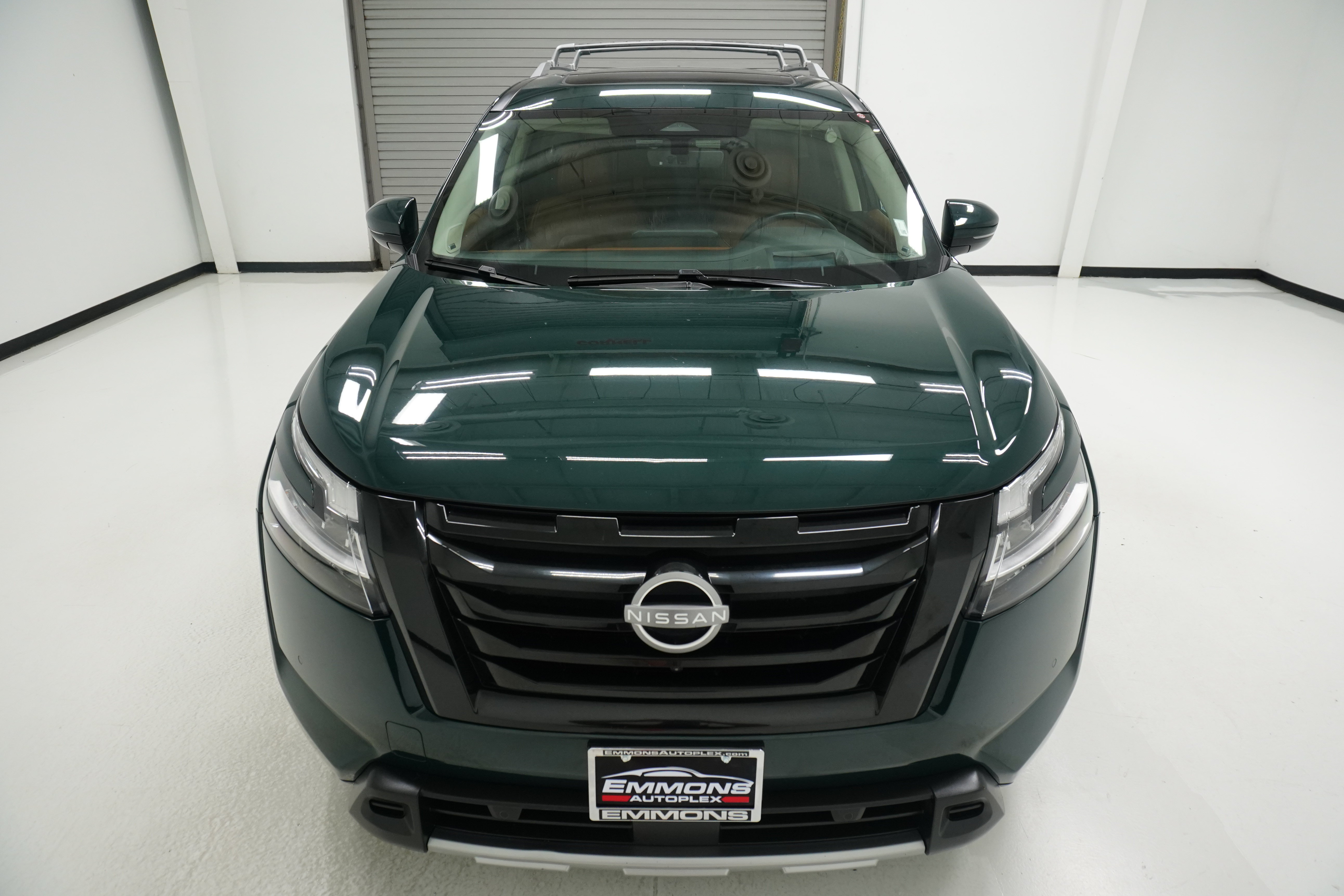 Used 2024 Nissan Pathfinder Platinum w/ Lighting Package (N93) FWD image 2