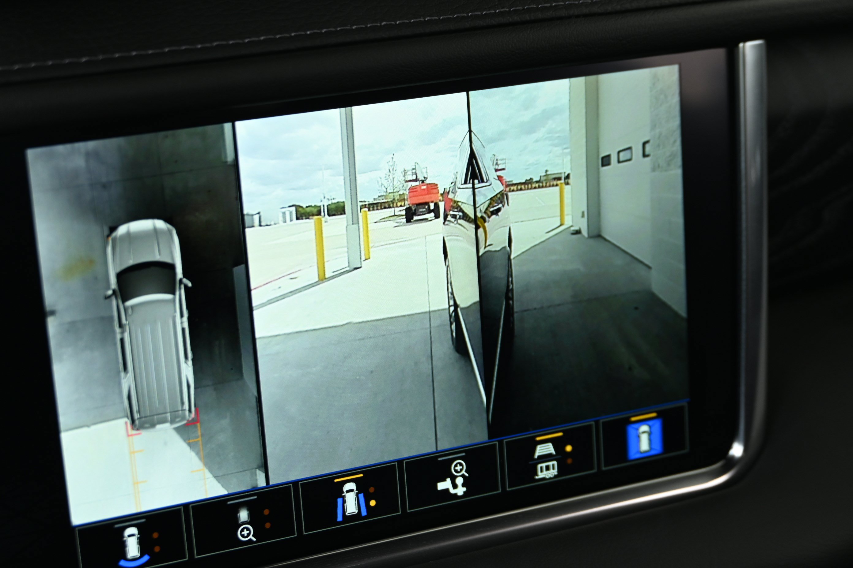 Used 2023 GMC Yukon XL Denali AWD/4WD image 33