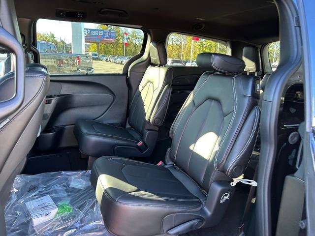 New 2026 Chrysler Pacifica Select image 14
