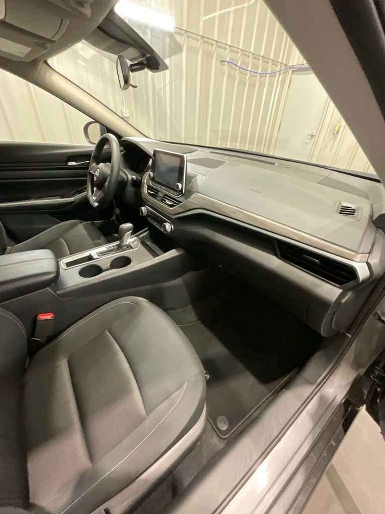 Used 2025 Nissan Altima 2.5 SV FWD image 14