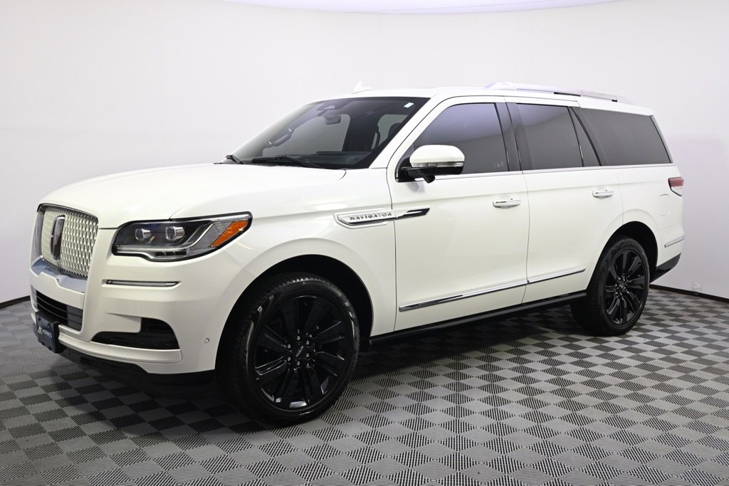 Used 2024 Lincoln Navigator Reserve image 2