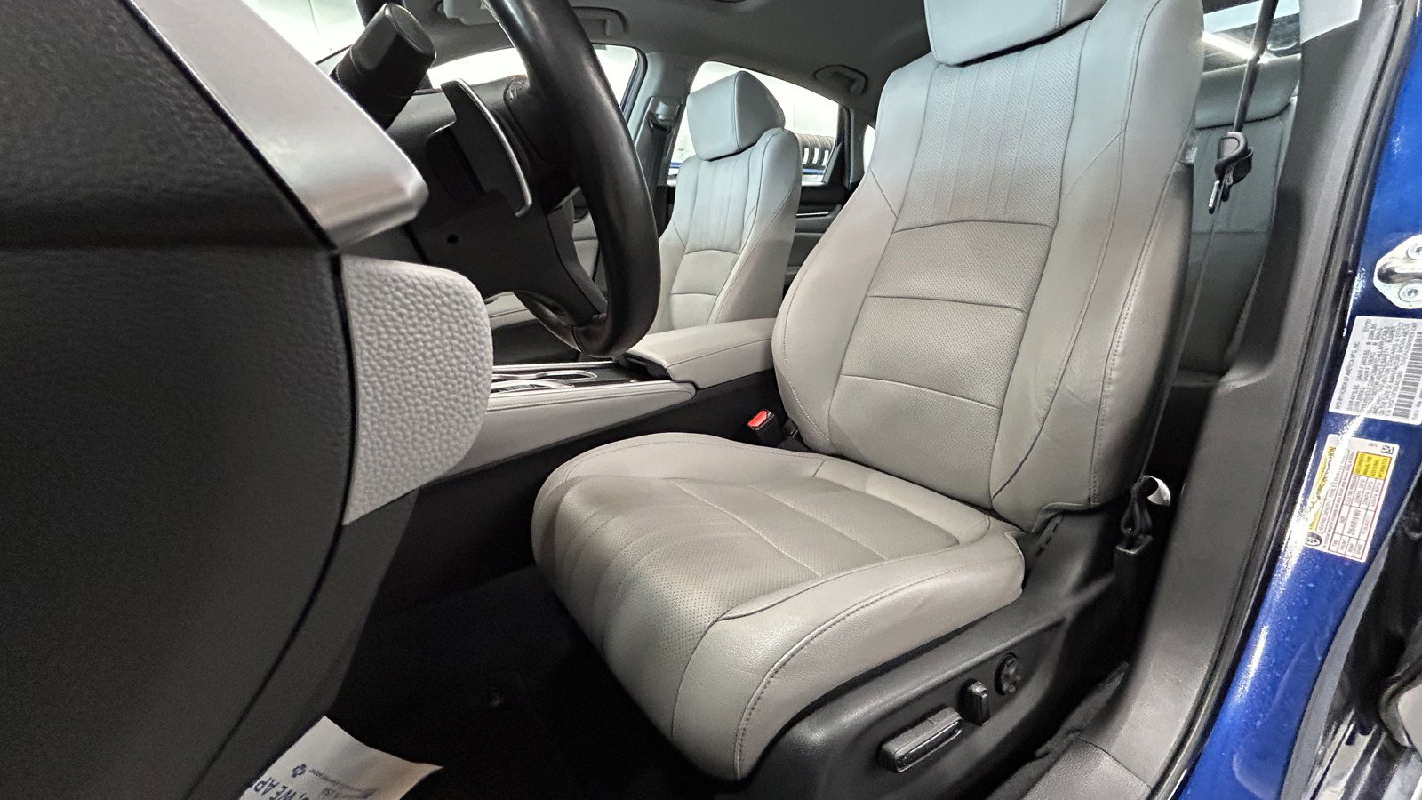 Used 2020 Honda Accord Touring image 12