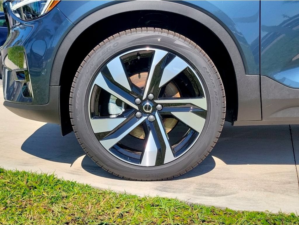 New 2026 Volvo XC40 B5 Plus w/ Protection Package Premier AWD/4WD image 3