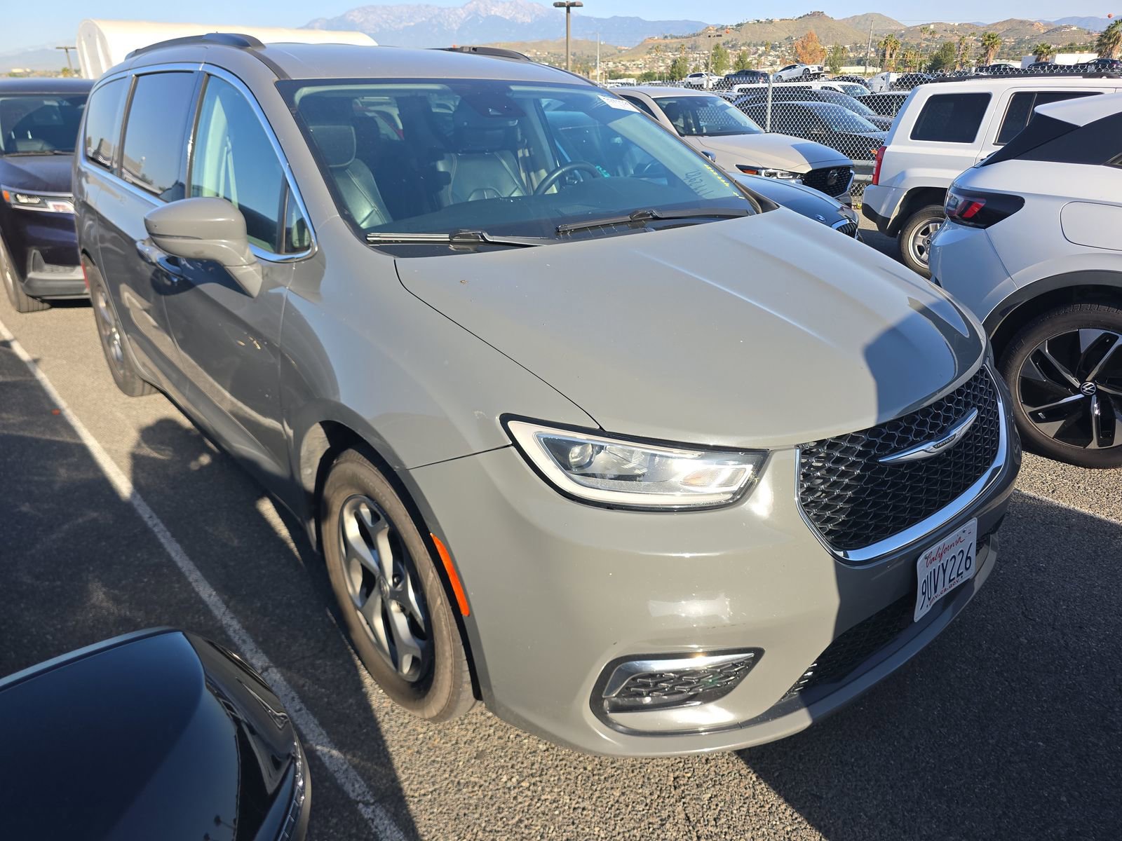 Used 2022 Chrysler Pacifica Touring-L image 3