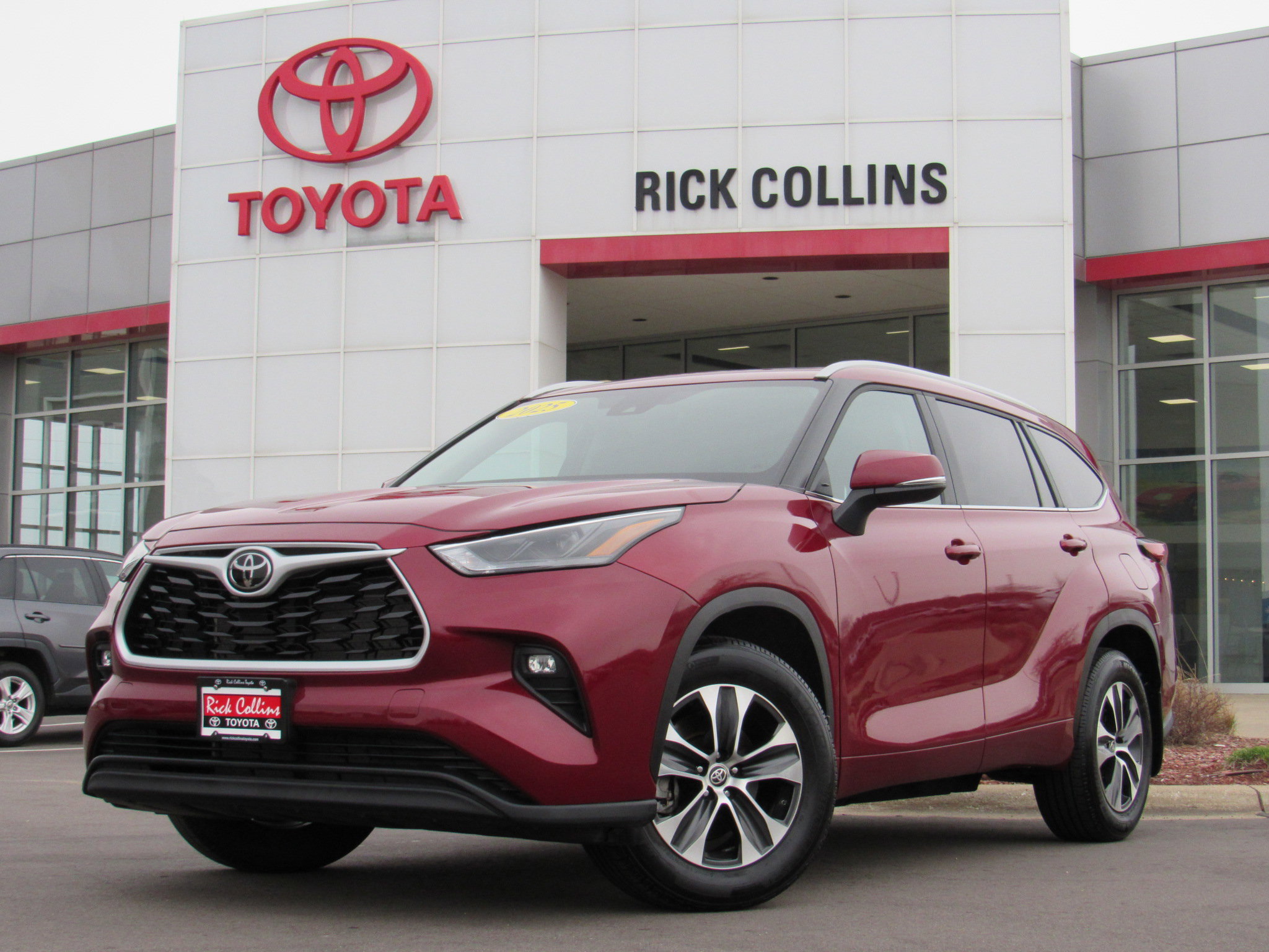 Used 2025 Toyota Highlander XLE image 1