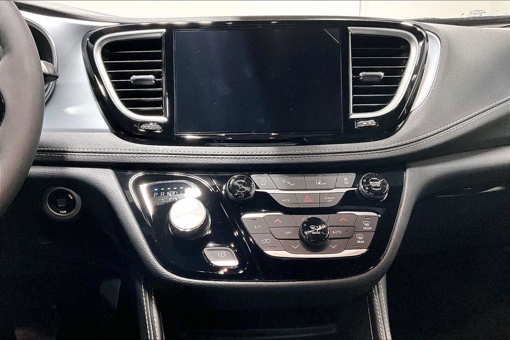 New 2026 Chrysler Pacifica Limited w/ S Appearance Package FWD image 16
