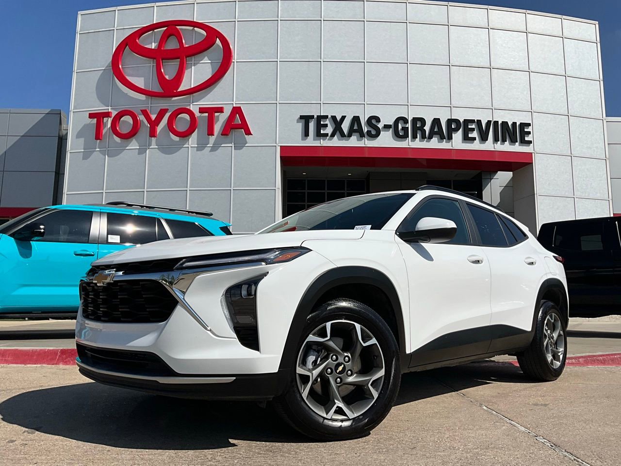 Used 2025 Chevrolet Trax LT FWD image 2