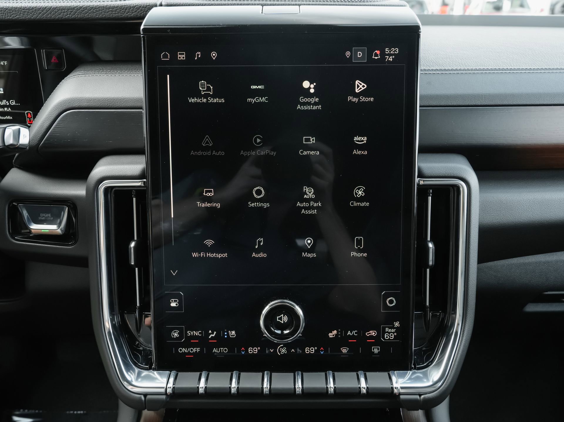 Used 2025 GMC Yukon Denali RWD image 12