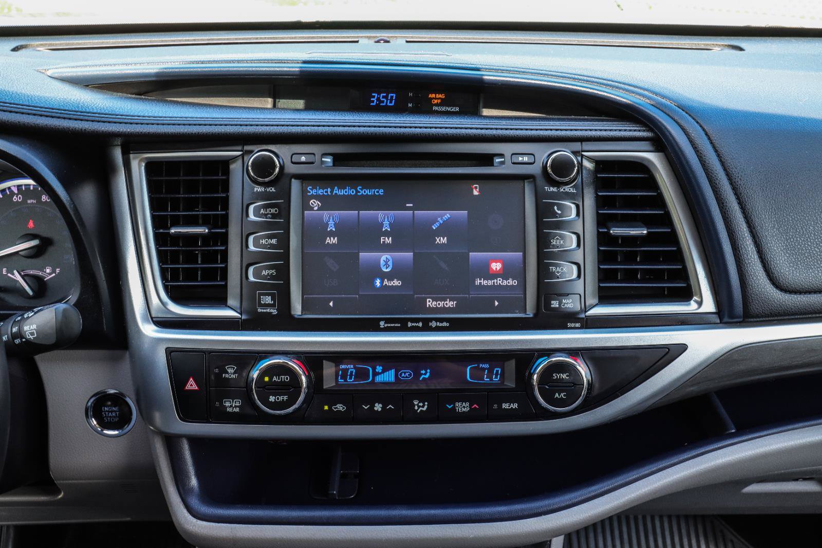 Used 2017 Toyota Highlander Limited AWD/4WD image 32