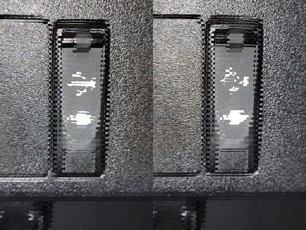 Used 2018 Toyota RAV4 LE image 22