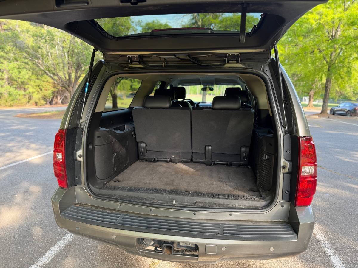 Used 2008 Chevrolet Suburban LT w/ LT Preferred Equipment Group RWD image 4