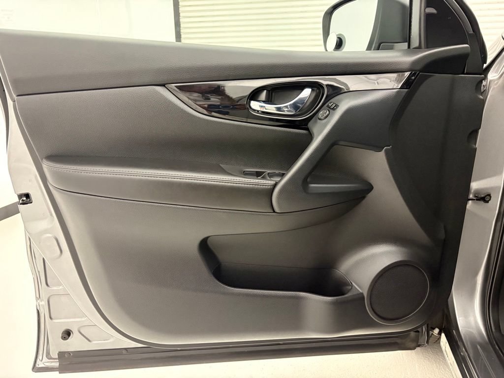 Used 2022 Nissan Rogue Sport SL AWD/4WD image 23