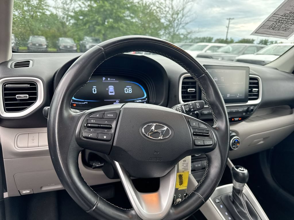 Used 2023 Hyundai Venue SEL FWD image 11