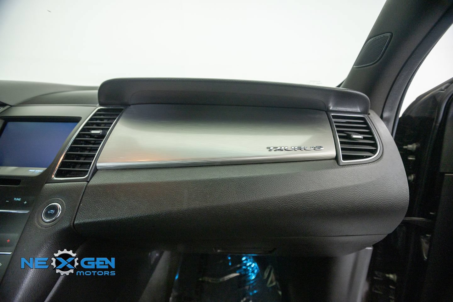 Used 2013 Ford Taurus SEL FWD image 41