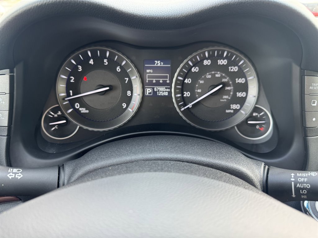 Used 2018 INFINITI Q70 Luxe image 19