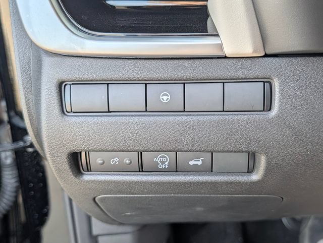 Used 2025 Nissan Rogue SL AWD/4WD image 32