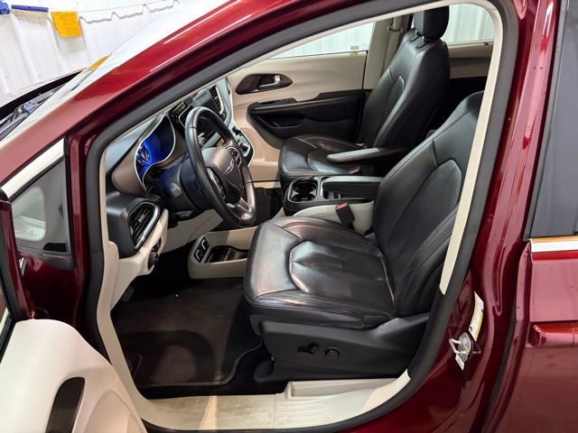 Used 2018 Chrysler Pacifica Touring-L FWD image 25