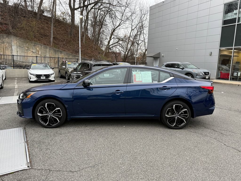 Used 2023 Nissan Altima 2.5 SR AWD/4WD image 3