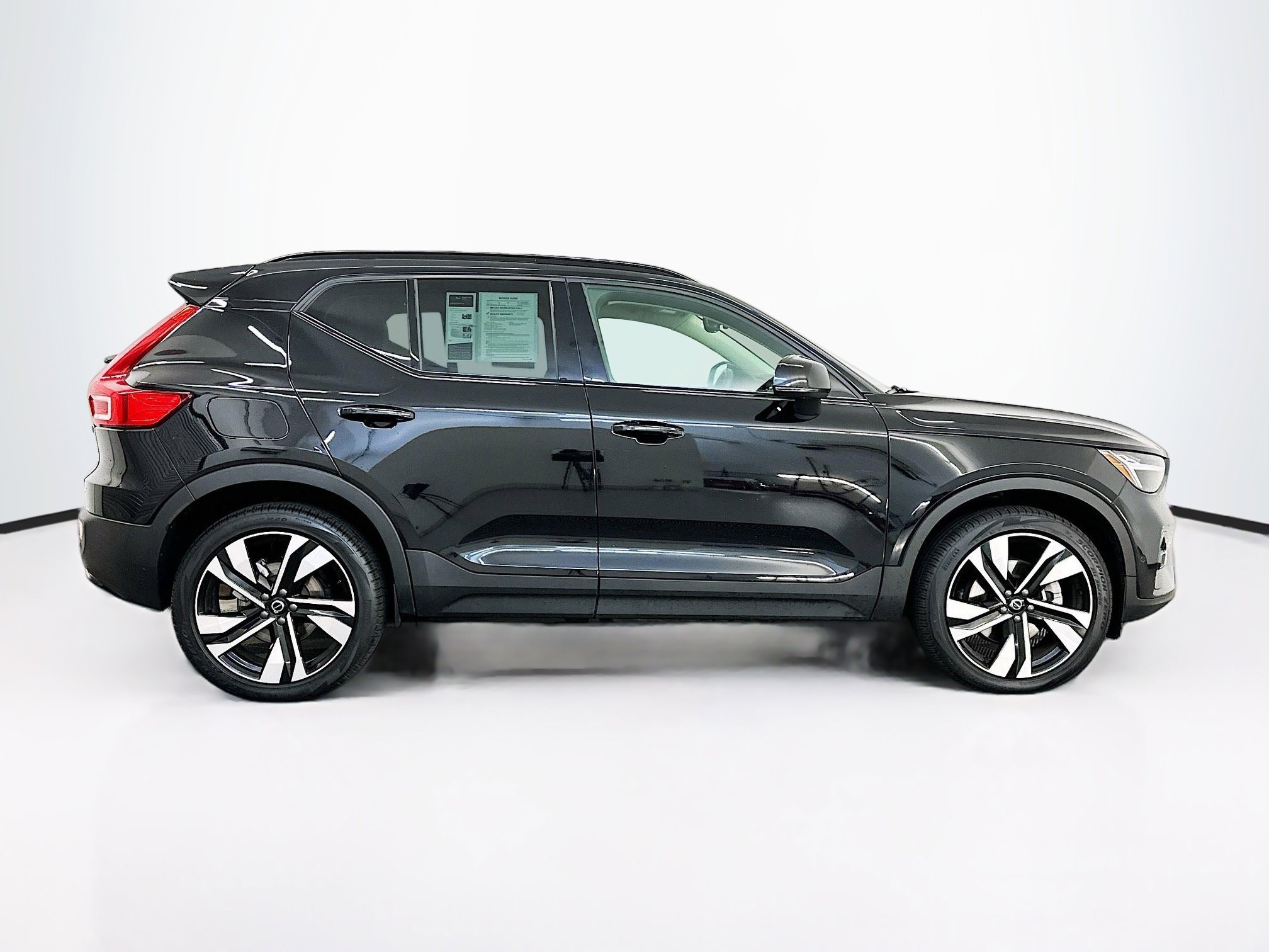 Used 2025 Volvo XC40 B5 Plus image 10