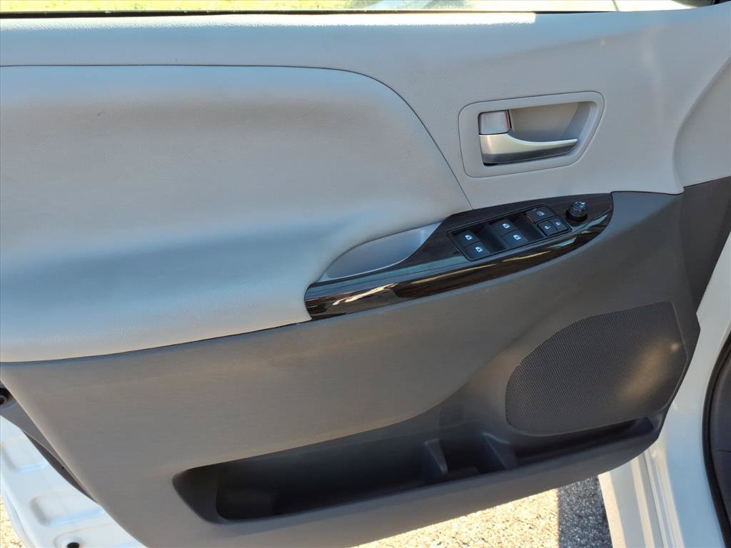 Used 2018 Toyota Sienna XLE AWD/4WD image 24