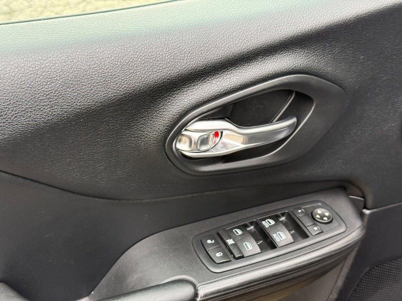 Used 2017 Jeep Cherokee Latitude w/ Comfort/Convenience Group image 18