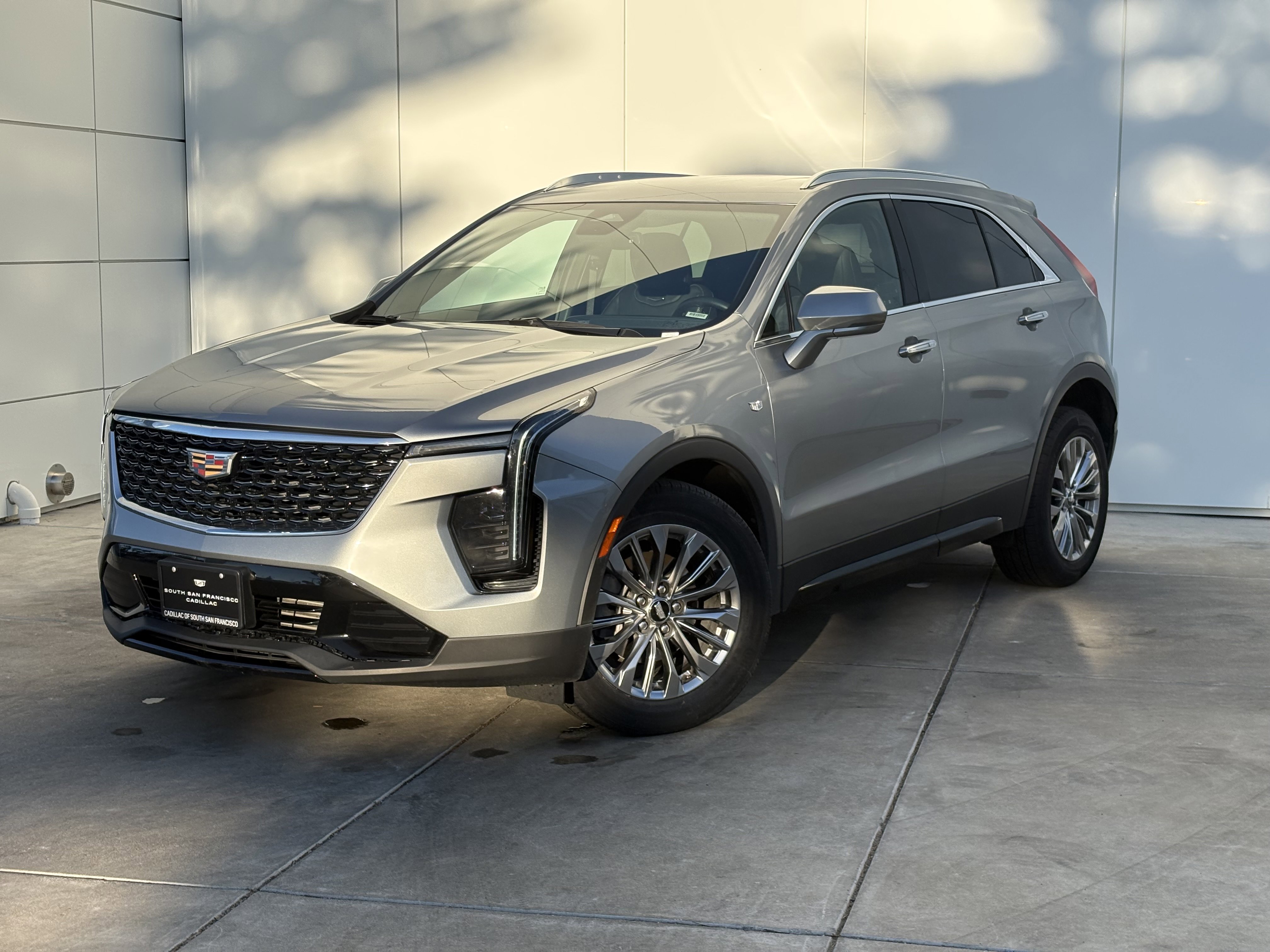 Used 2024 Cadillac XT4 Premium Luxury image 2