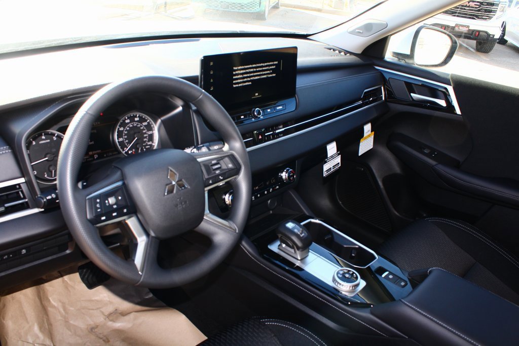 New 2026 Mitsubishi Outlander ES image 2