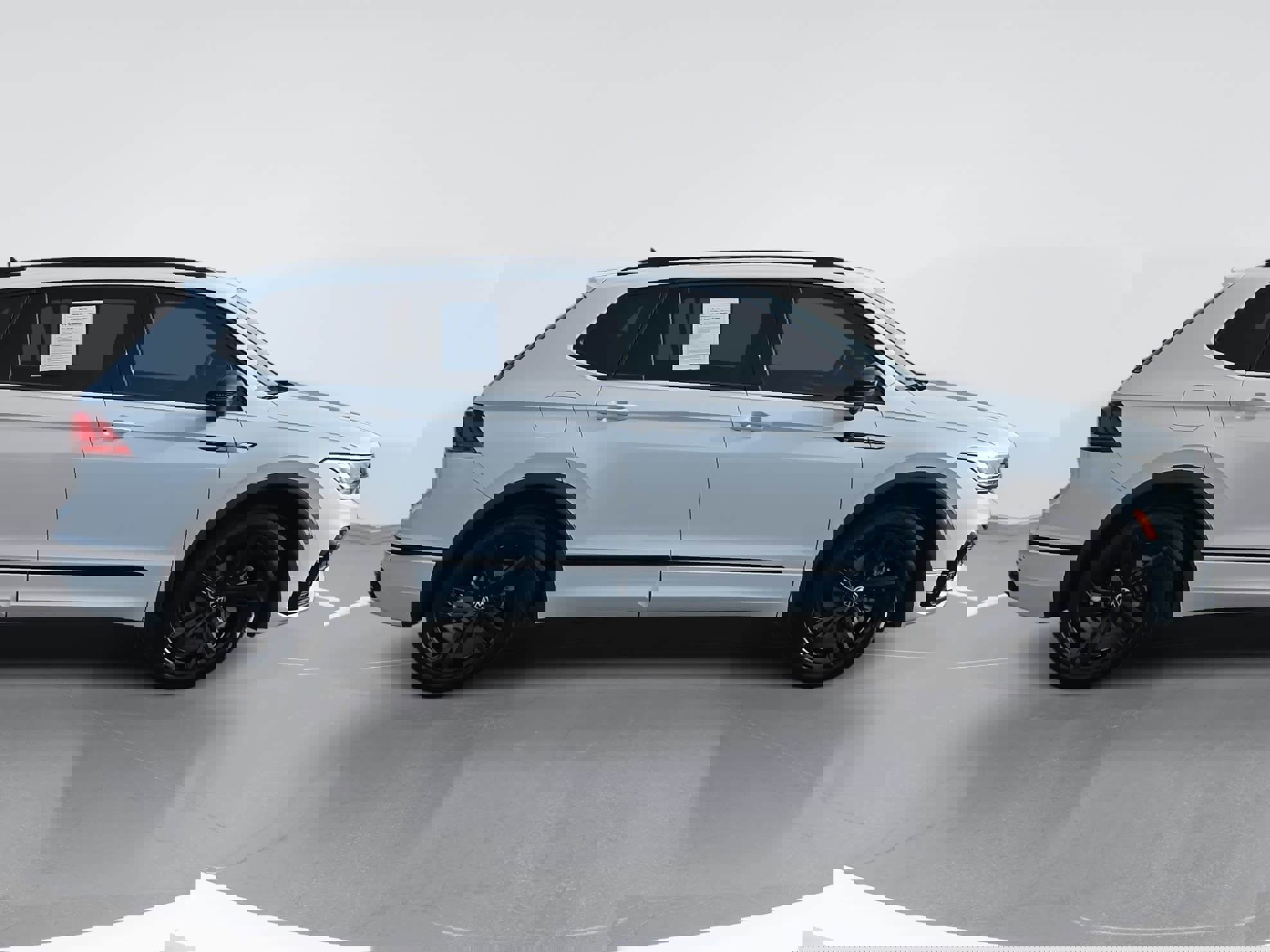 Used 2023 Volkswagen Tiguan SE R-Line image 2