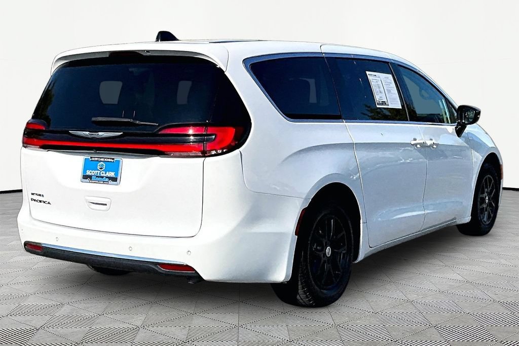 Used 2024 Chrysler Pacifica Touring-L FWD image 6