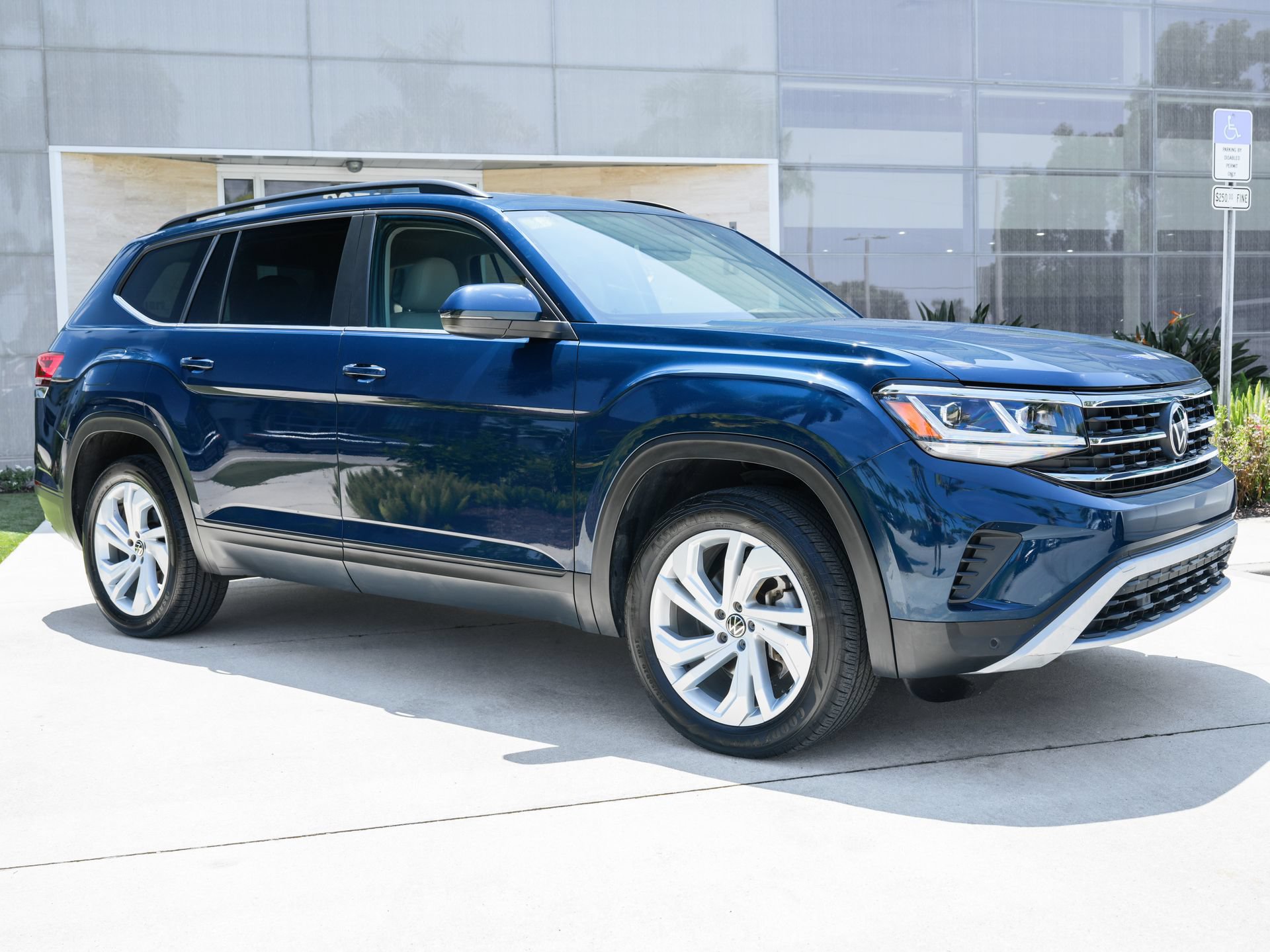 Used 2022 Volkswagen Atlas SE w/ Panoramic Sunroof Package FWD image 4