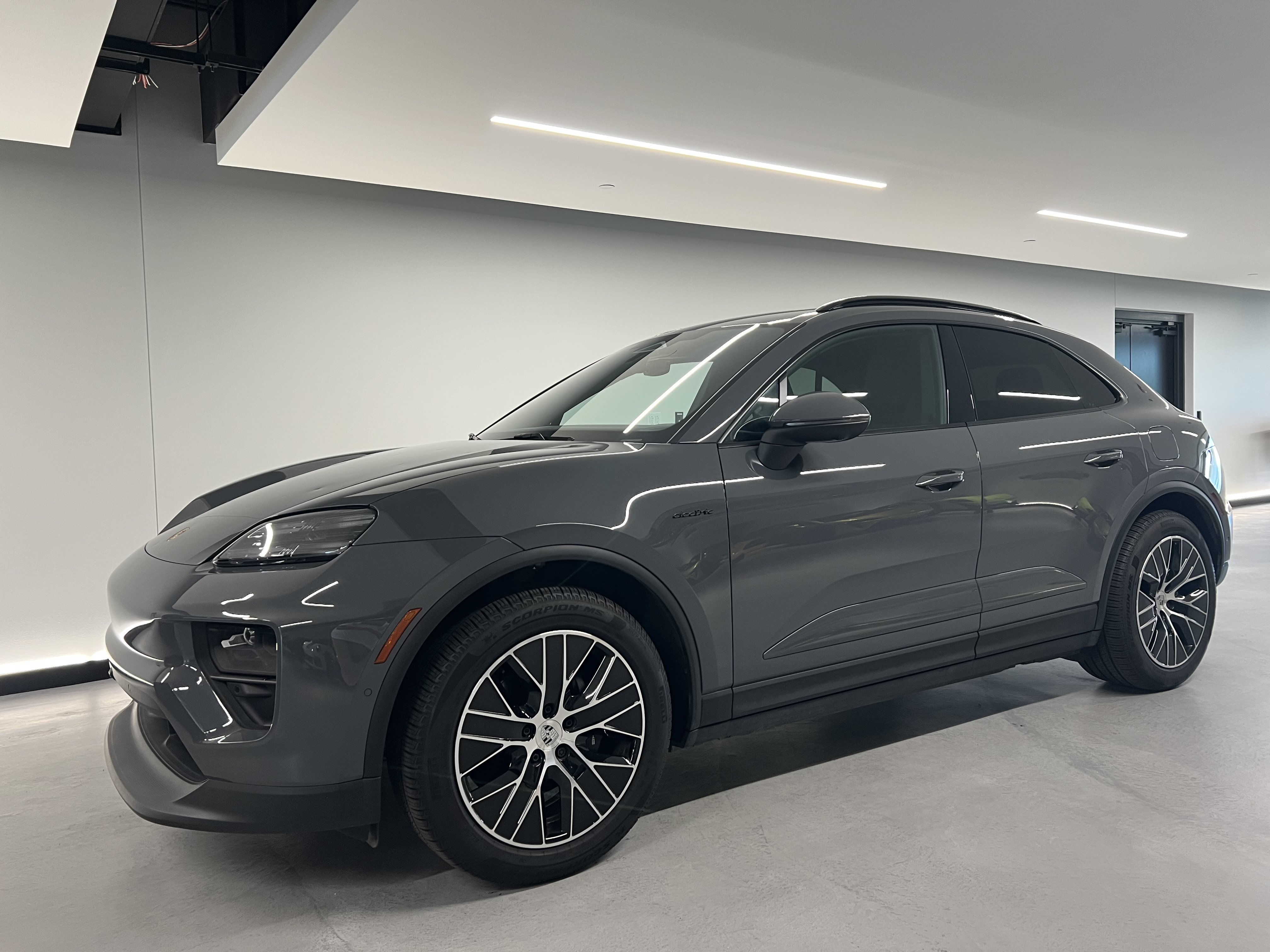 Used 2025 Porsche Macan Electric RWD image 16